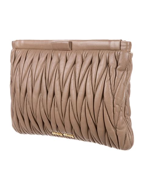 miu miu matelassé leather clutch|Matelassé Miu Miu Clutch tassen for Dames .